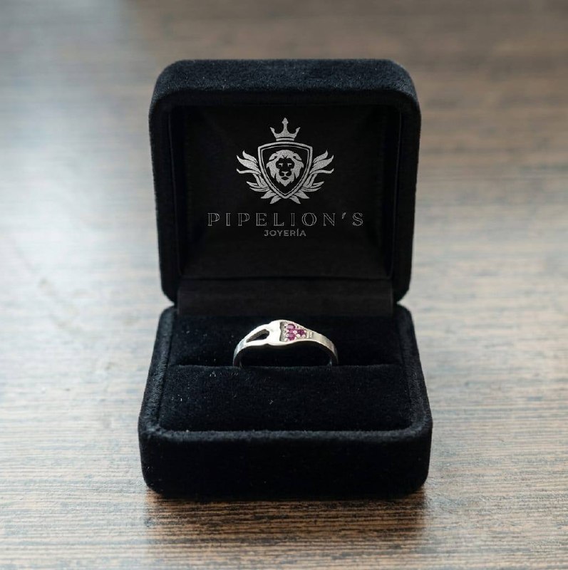 Anillo con rubíes en estuche Pipelion's
